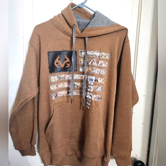🤴🦌🇺🇸 NWT Realtree torn camo flag sweatshirt in size Small - Picture 1 of 8